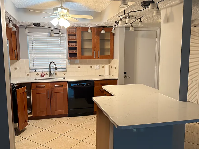4600 Cove Cir #709 — Photo 3