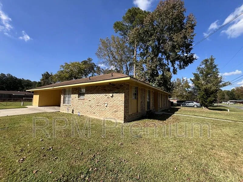 3 bed, 2.0 bath, 1710 sqft, $1,625 — Photo 3