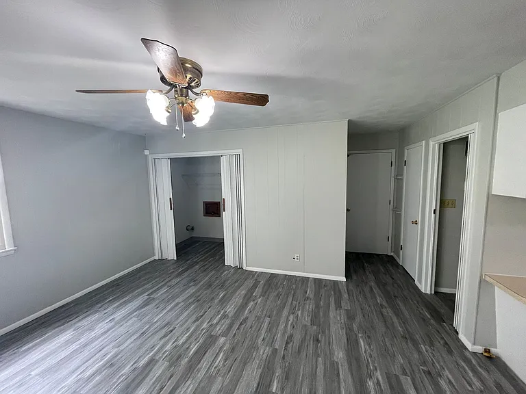 2221 S Virginia Ave — Photo 4