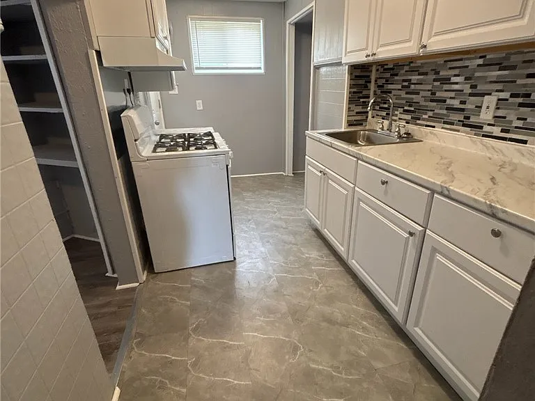 247 Rochelle St — Photo 4