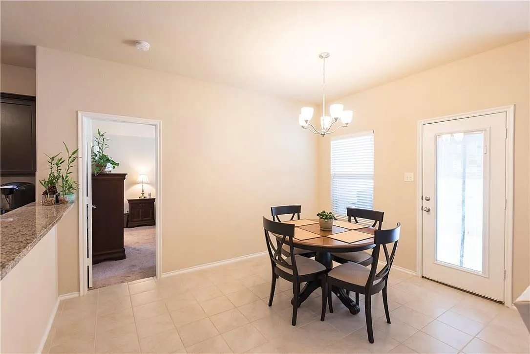 3 bed, 1860 sqft, $2,100 — Photo 2