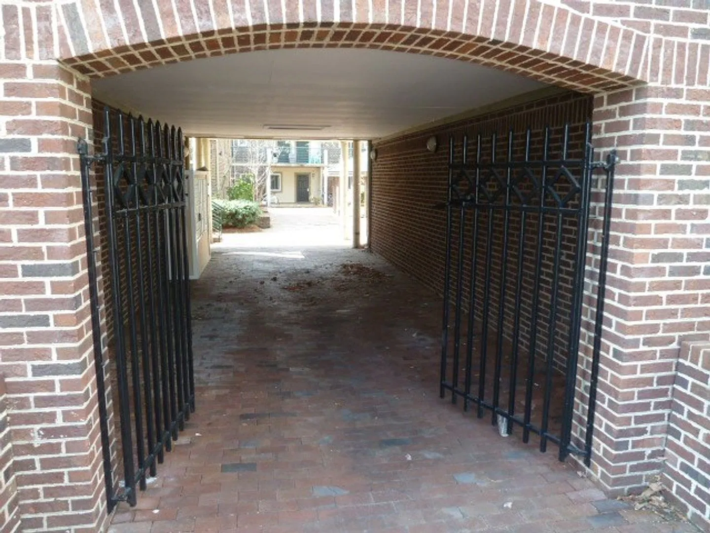Upper level town-home style 2br condo in Chancellor Square - Available in June! — Photo 3
