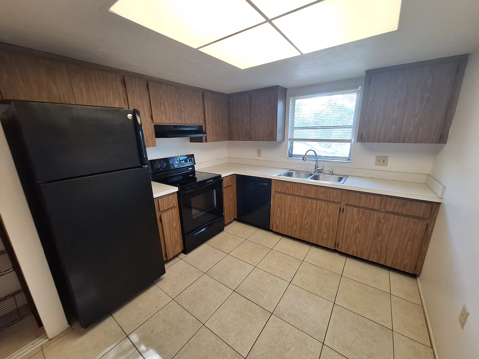1 bed, 1.5 bath, 815 sqft, $1,300 — Photo 4