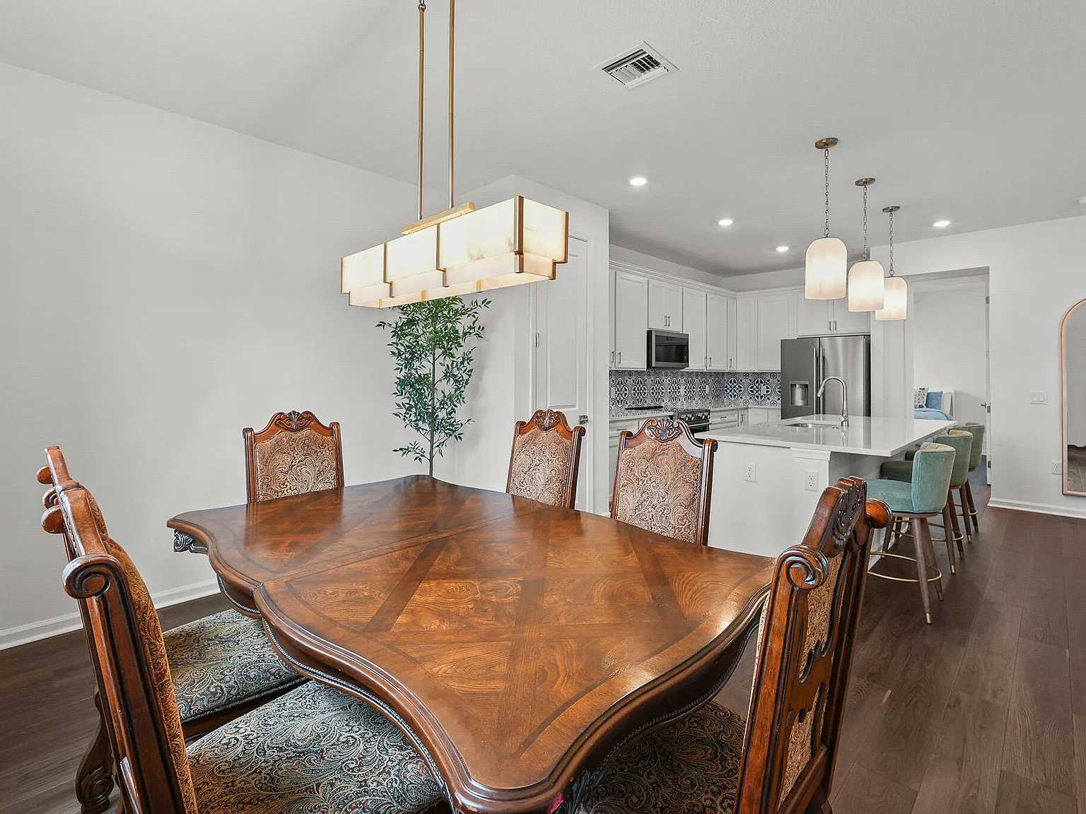 5 bed, 3.0 bath, 2615 sqft, $5,300 — Photo 4