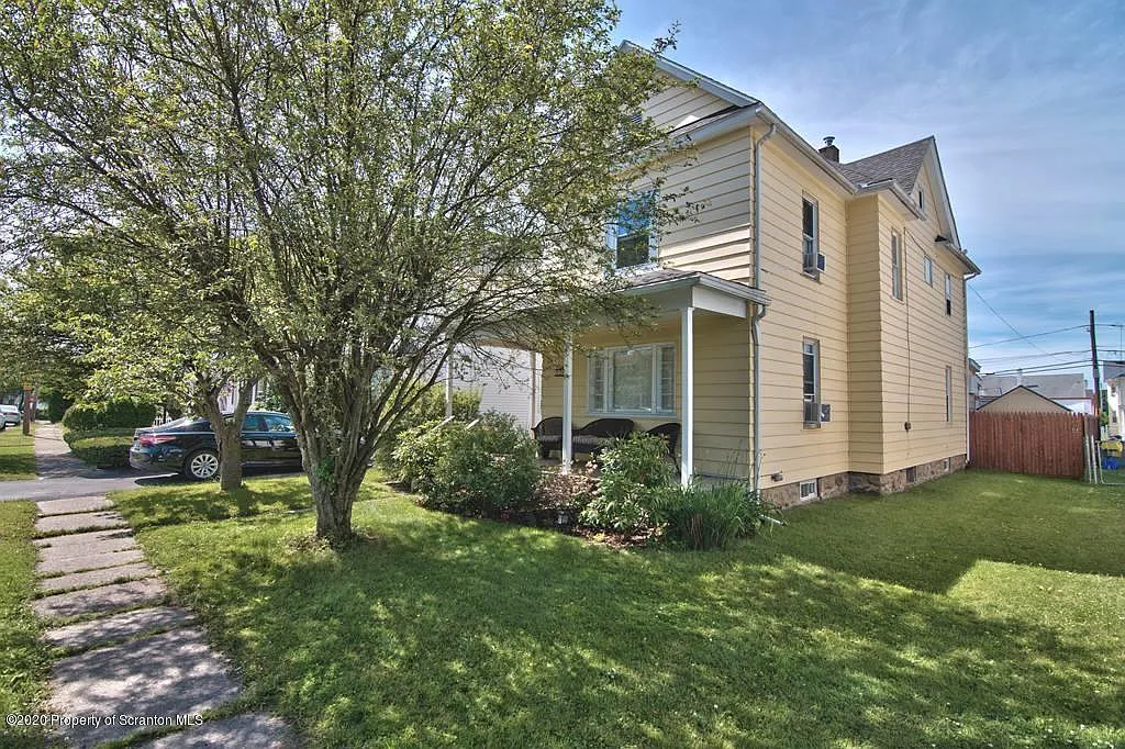 1109 Sloan St photo 1