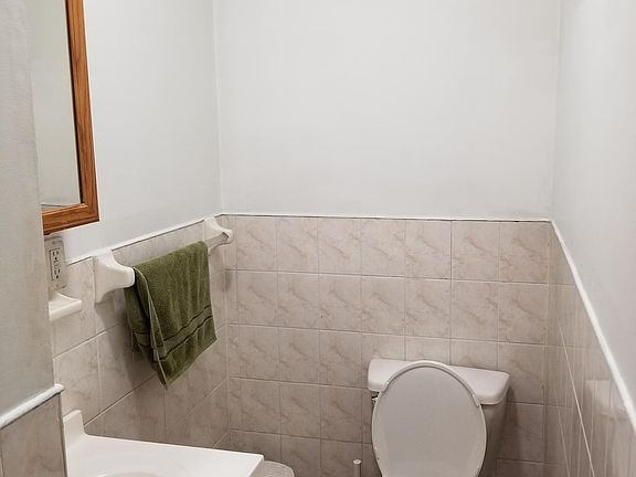 1st flr bathroom
