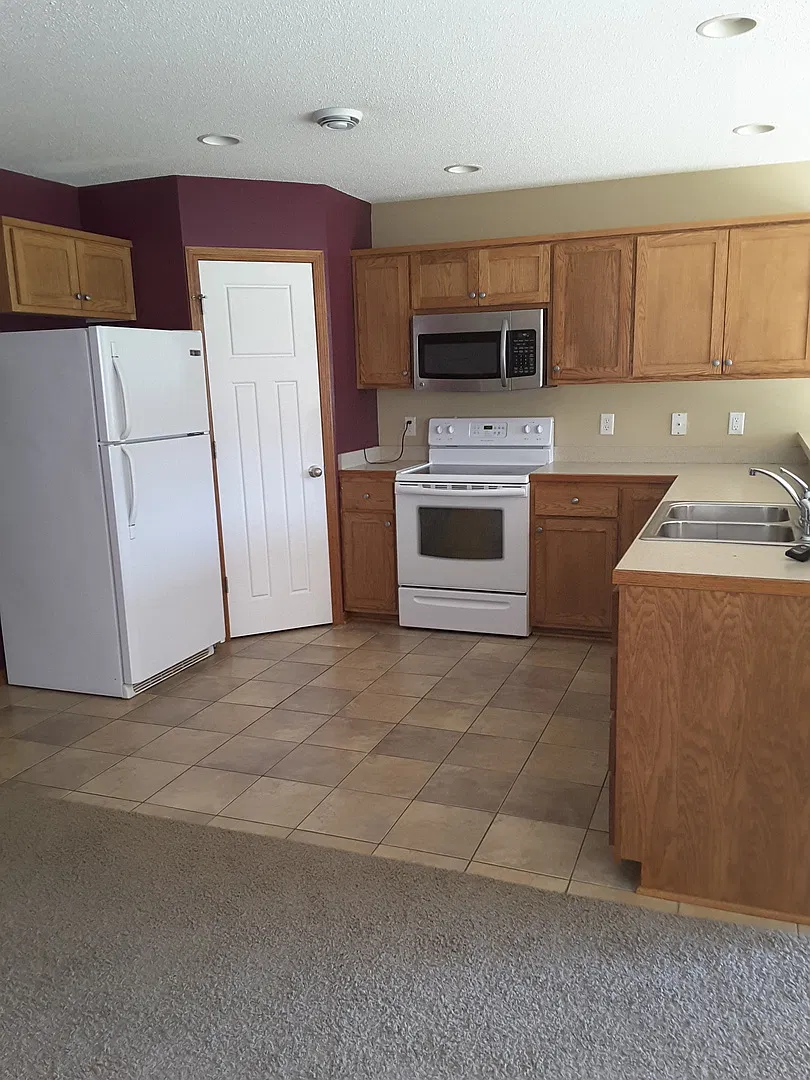 Beautiful 4 Bedroom 3 Bathroom Town-Home For Rent — Photo 4