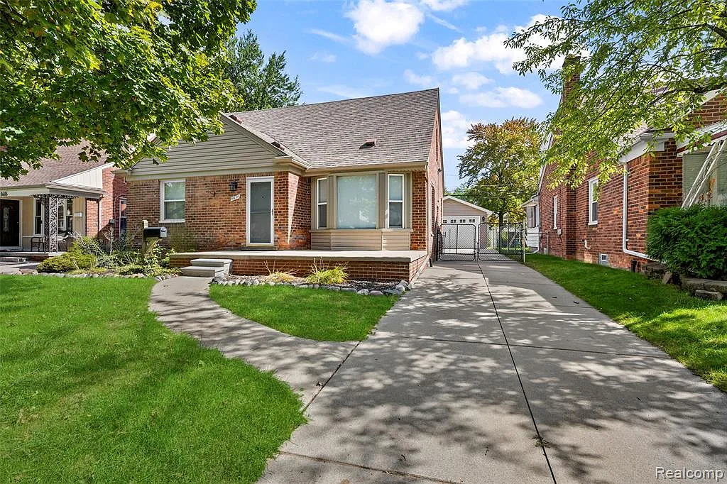 3 bed, 1.0 bath, 2114 sqft, $2,200 — Photo 2