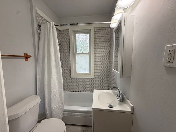 4th image of 225 E Oakridge St #2