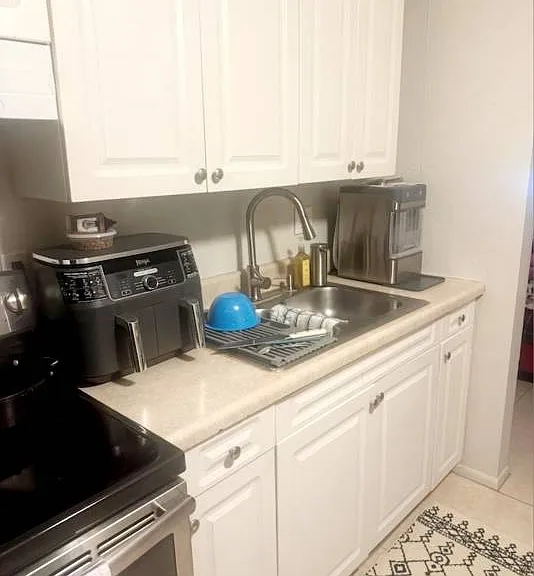 561 Laura Ln — Photo 4