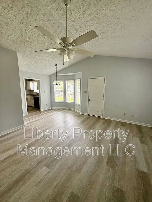 3 bed, 2.0 bath, 1094 sqft, $1,600 — Photo 3