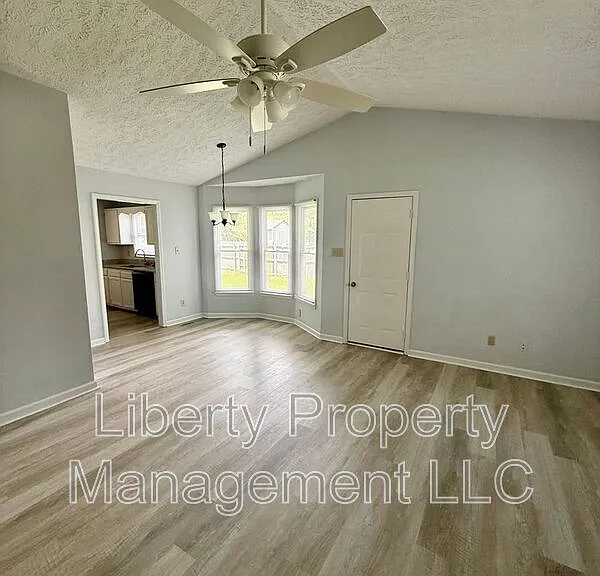 1222 Skyline Dr — Photo 3