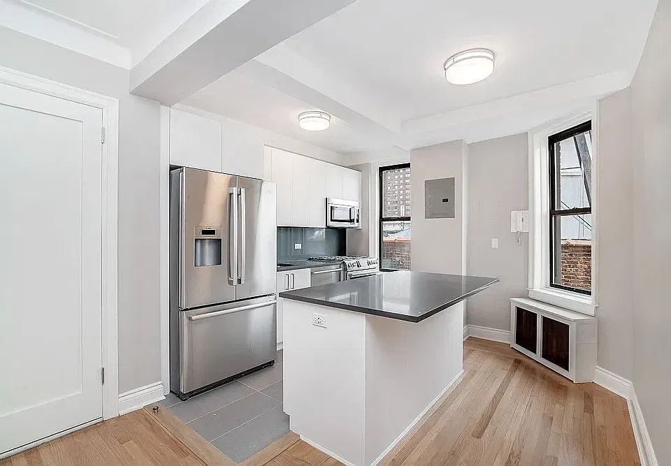 301 E 21st St #14L