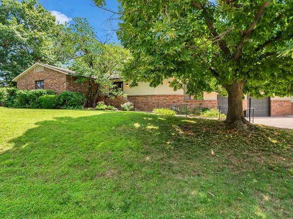 709 Country Club Dr, Newton, KS 67114