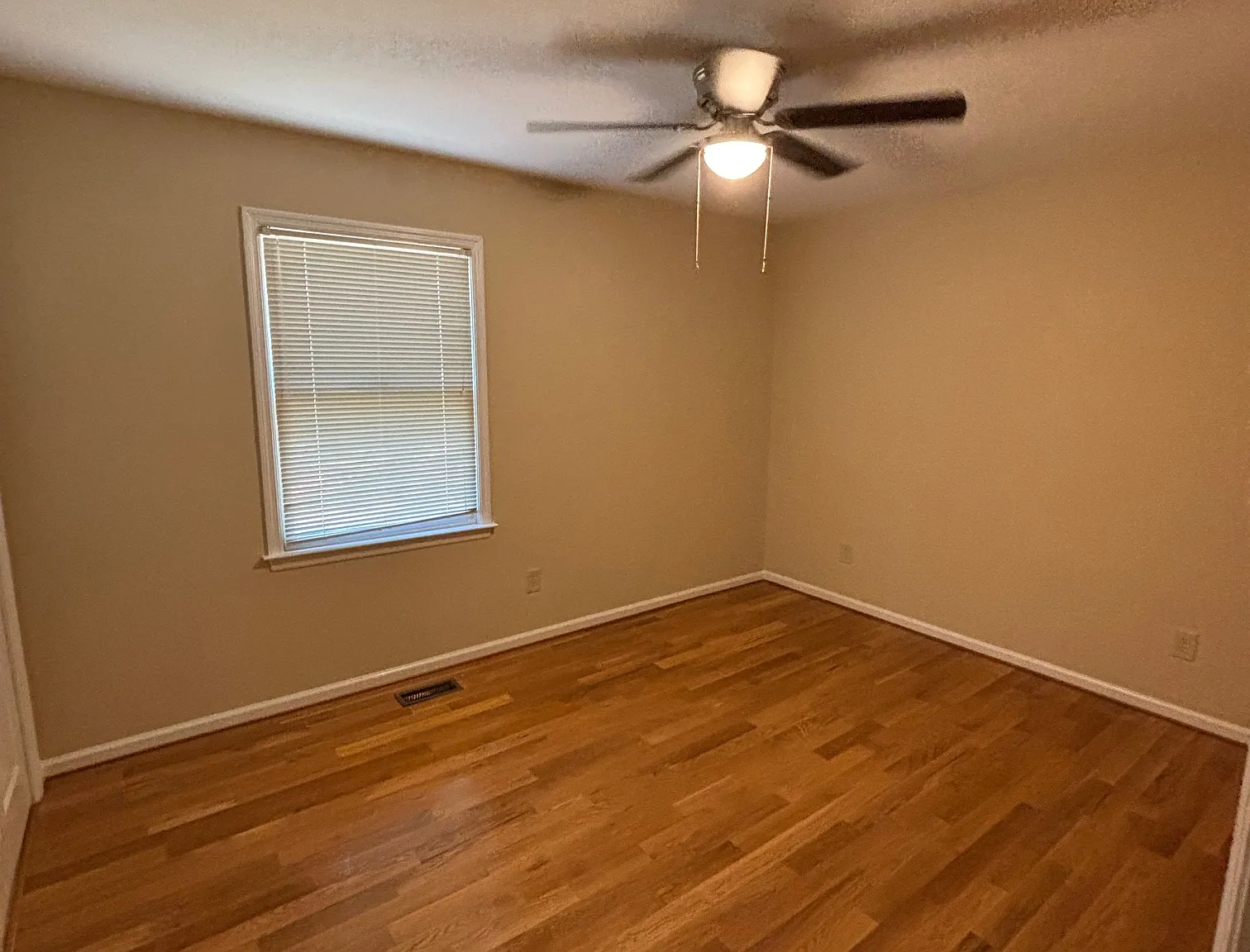 3 bed, 1200 sqft, $1,650 — Photo 4