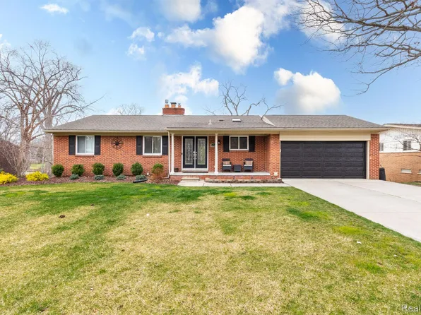 21748 Knudsen Dr, Grosse Ile, MI 48138