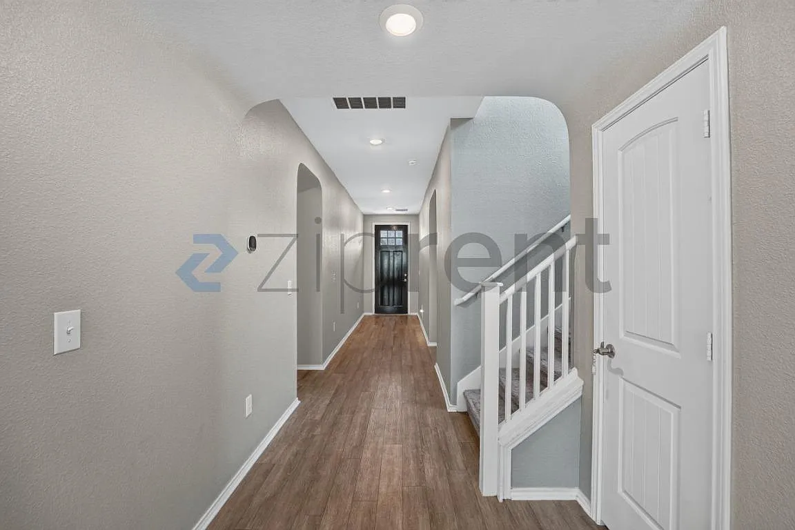 5 bed, 3.5 bath, 3090 sqft, $2,610 — Photo 3