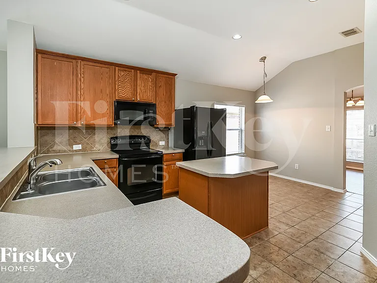 215 Mulberry Dr — Photo 6