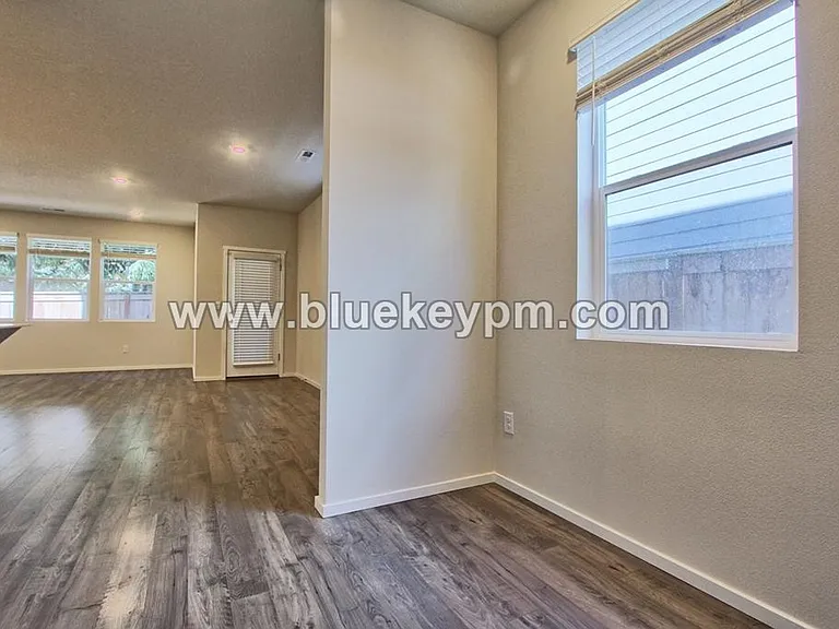 5808 NE 80th Ct — Photo 6