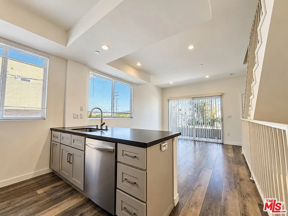 3 bed, 3.0 bath, 1254 sqft, $3,500 — Photo 4