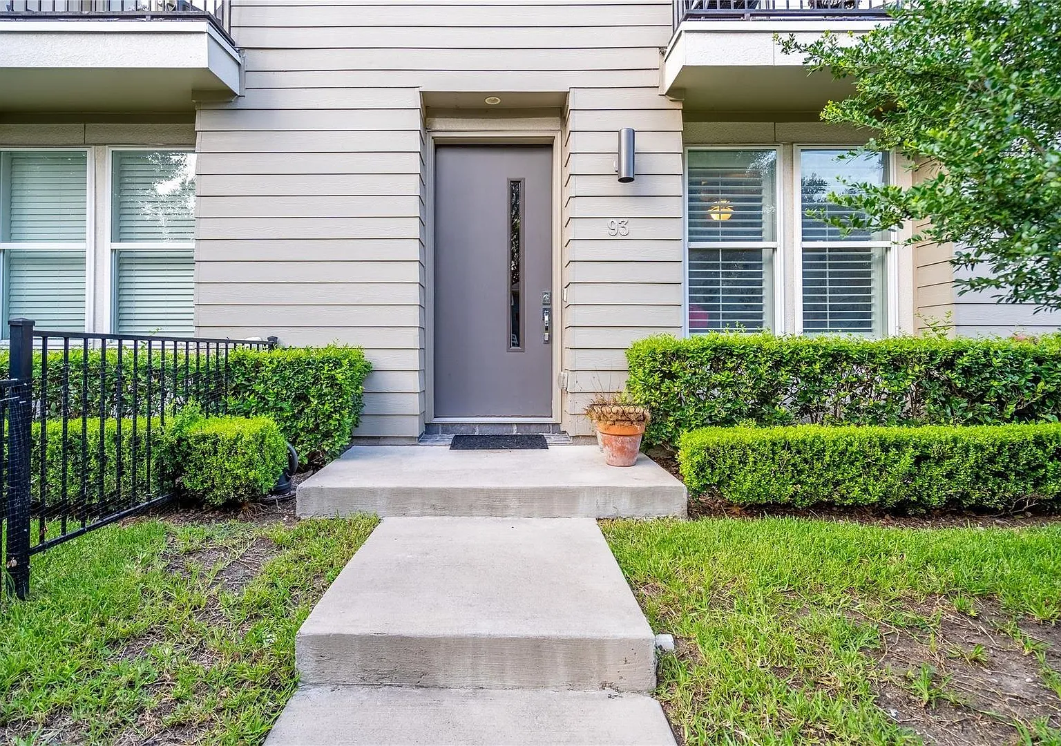 Stunning 3 Bedroom Townhome in Oaklawn — Photo 2