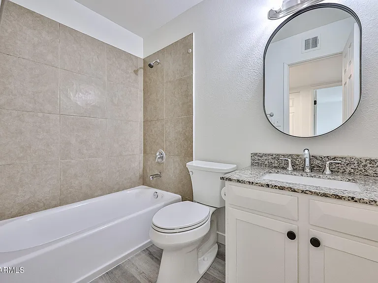 6024 W Golden Ln — Photo 4