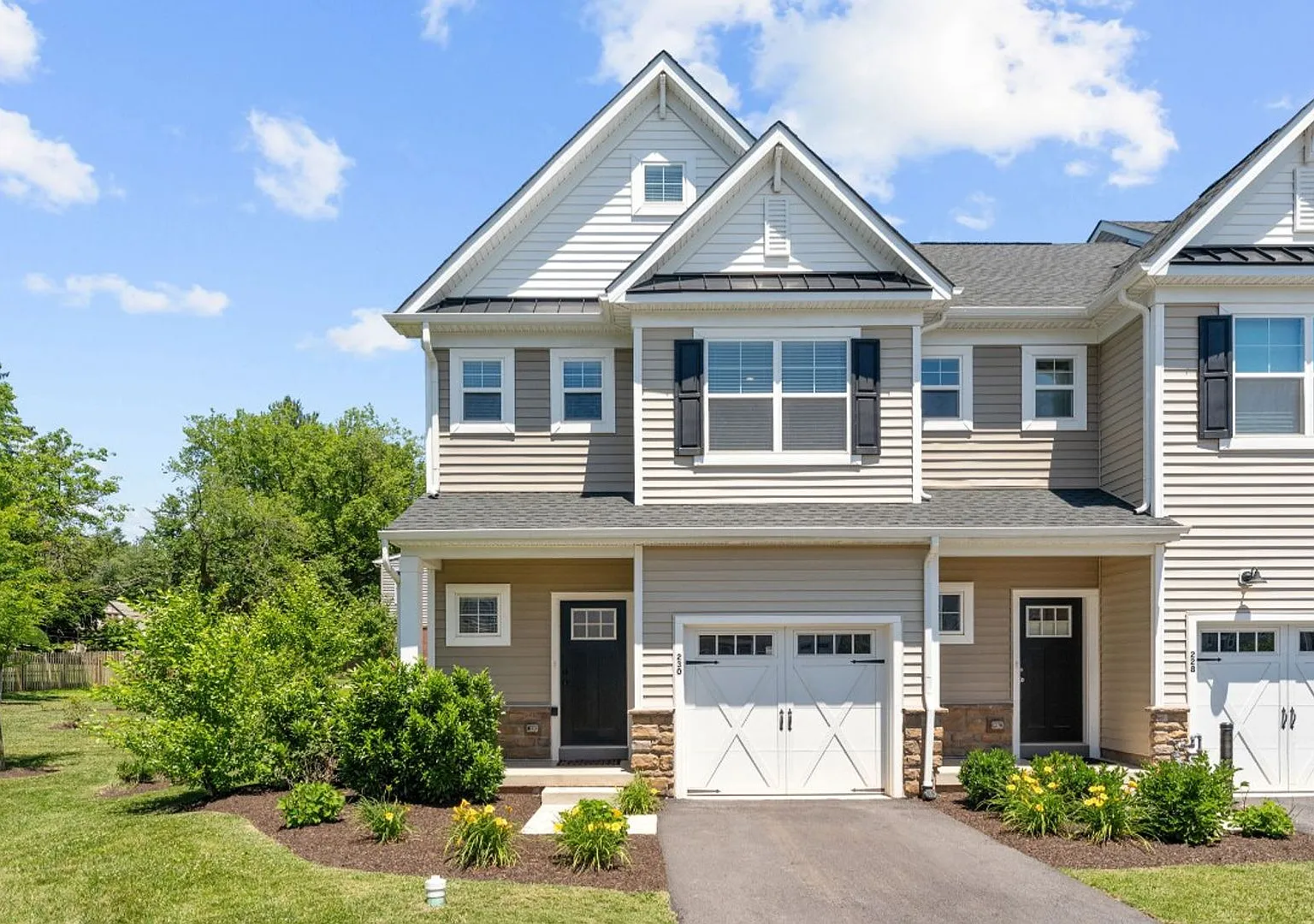 Elegant 3-Bedroom Home in Isaac Court. Available the Second Week of October! — Photo 1