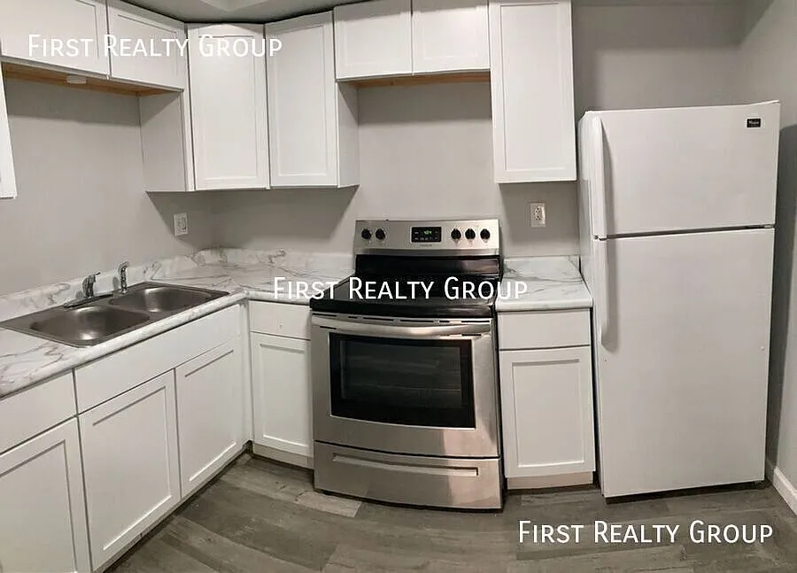 2 Bedroom, 1 Bath Apartment for Rent, Move in Ready! — Photo 2