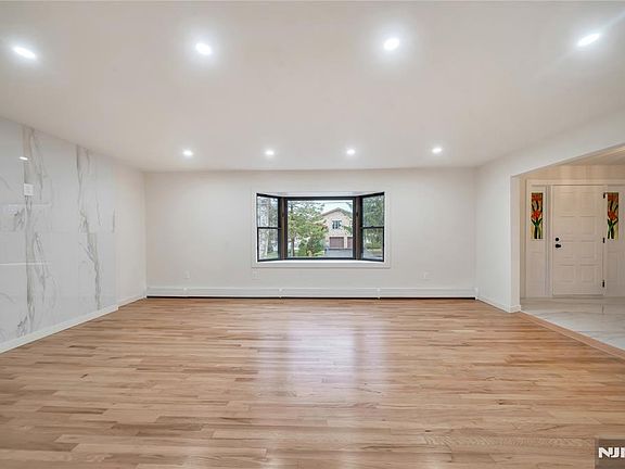 4th image of 468 Morse Ave