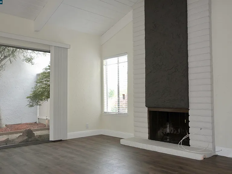 112 Marchbanks Ct — Photo 3