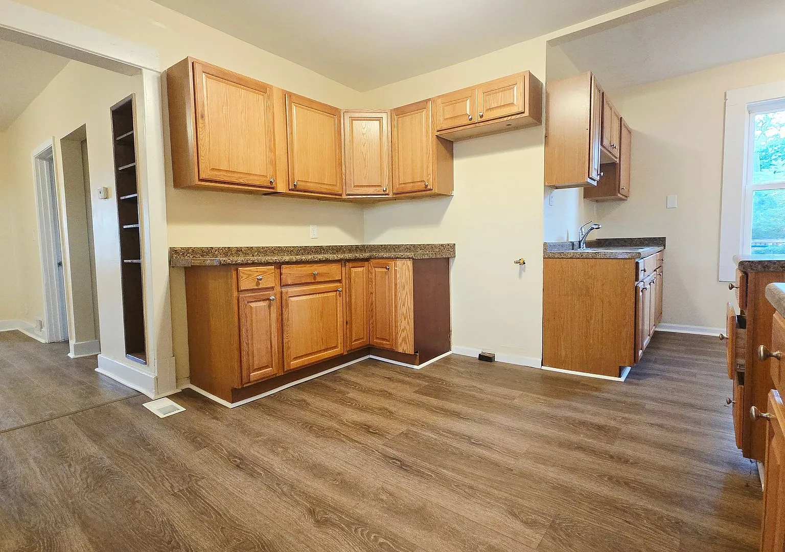 Spacious 5 Bed 2 Bath House - Pet-Friendly — Photo 1