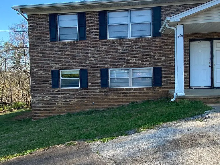 906 Flanders Ln NW — Photo 1
