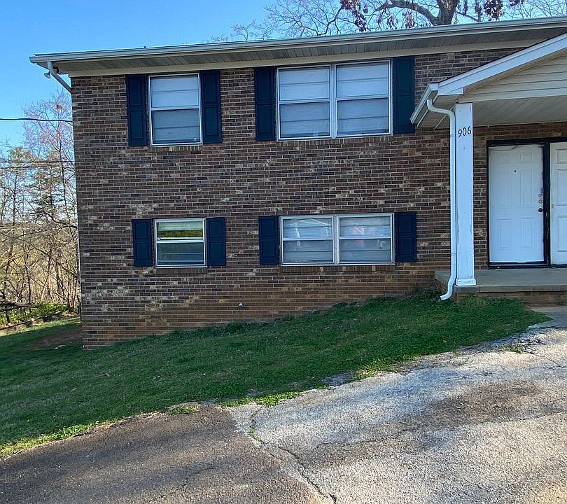1st image of 906 Flanders Ln NW