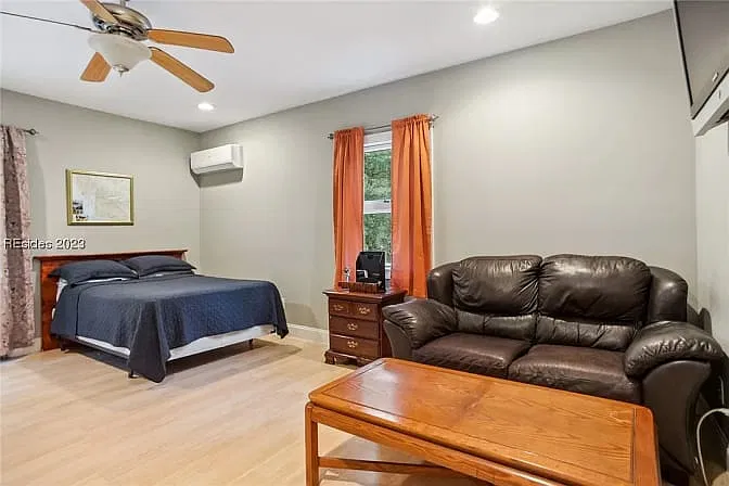 Studio, 300 sqft, $1,200 — Photo 2