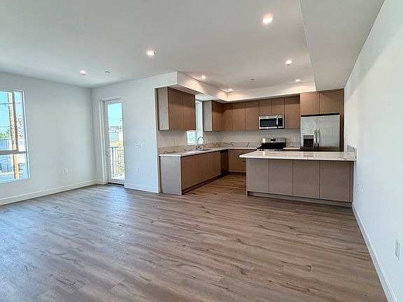2nd image of 12136 Vanowen St #402