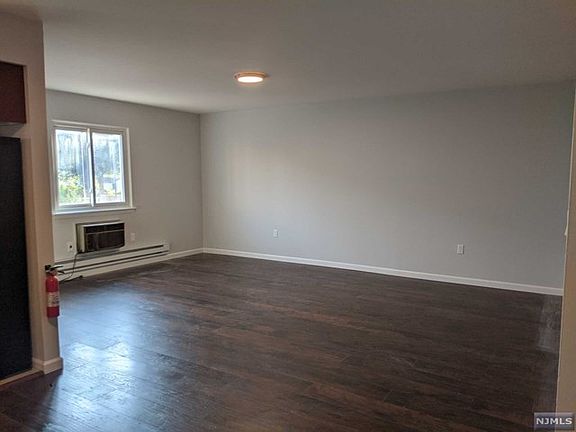 5th image of 21 Barnett Ln