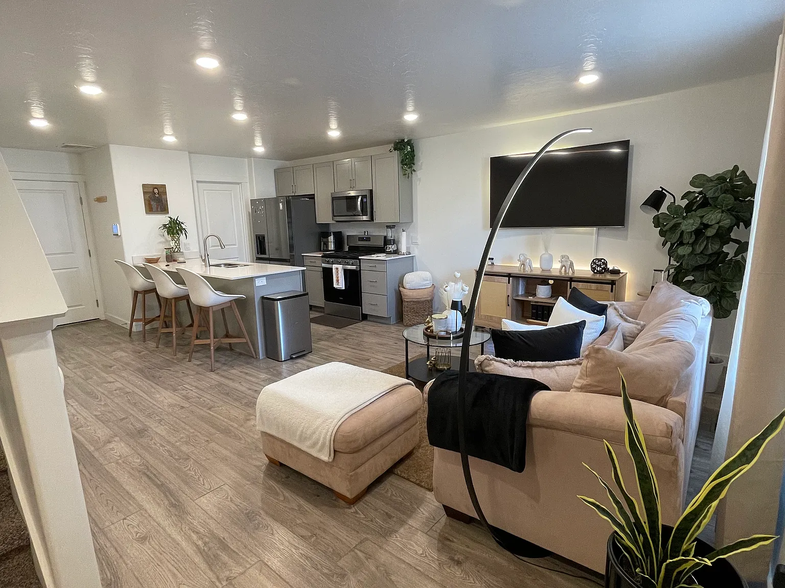 3 bed, 1400 sqft, $1,950 — Photo 2