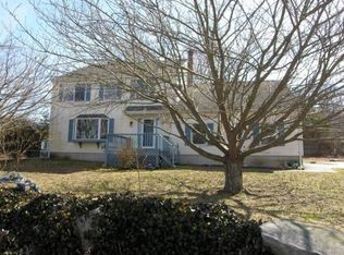 30 River Dr, Gales Ferry, CT 06335