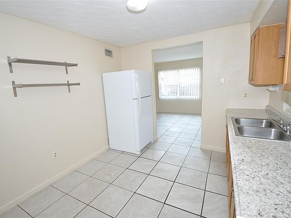 4th image of 5940 Hilltop Ln E