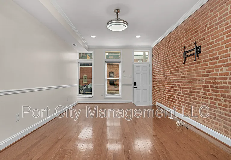 2 W Clement St — Photo 4