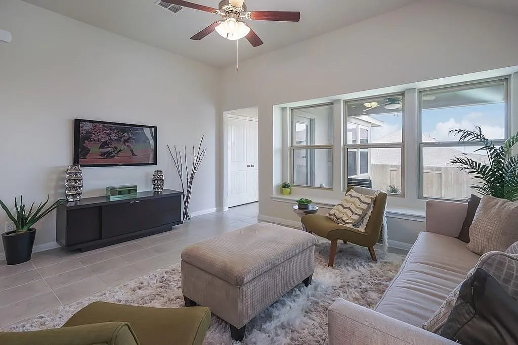 3 bed, 1252 sqft, $1,850 — Photo 4