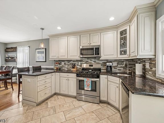 3rd image of 240 W Hanover Ave