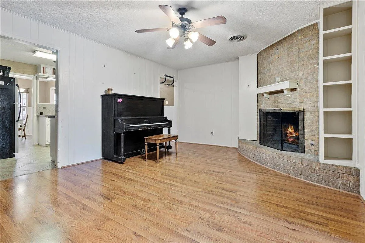 4 bed, 2500 sqft, $2,200 — Photo 1