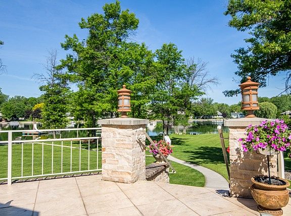 Overlooks Lake Leone