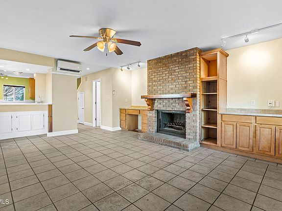 4th image of 155 Markham Dr #A & B