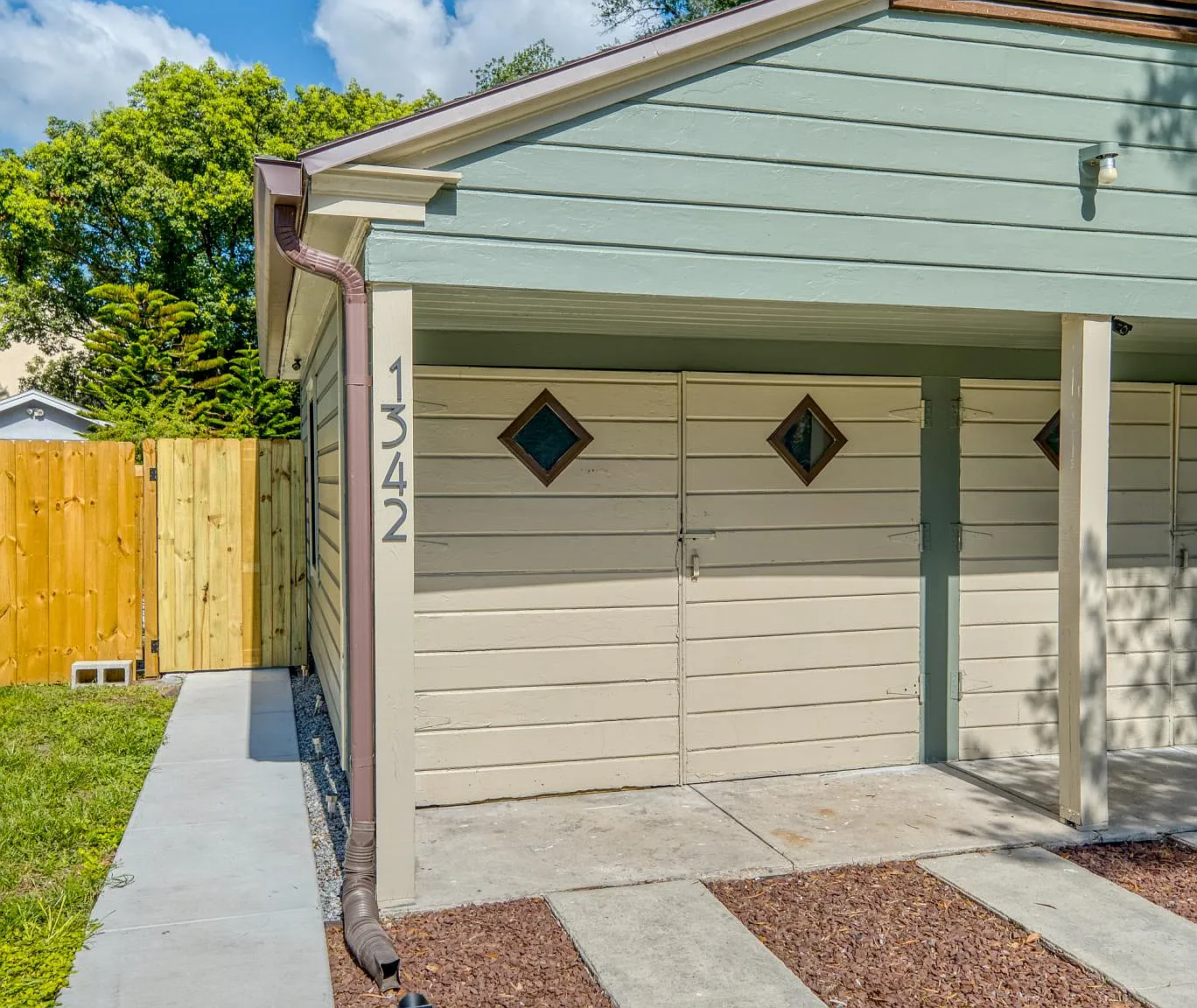 1342 N Ferncreek Ave — Photo 2
