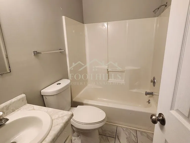 613 N Pointe Crk — Photo 9