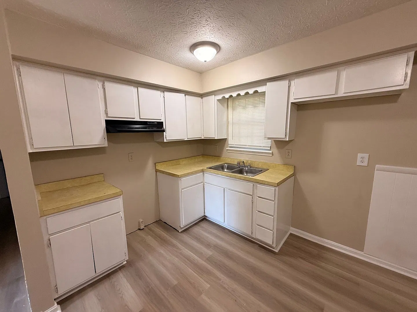 Okolona with a full unfinished basement — Photo 2