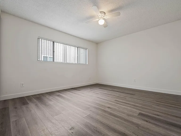 11427 Oxnard — Photo 10