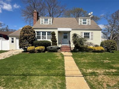 8 Garden Place, Merrick, NY, 11566